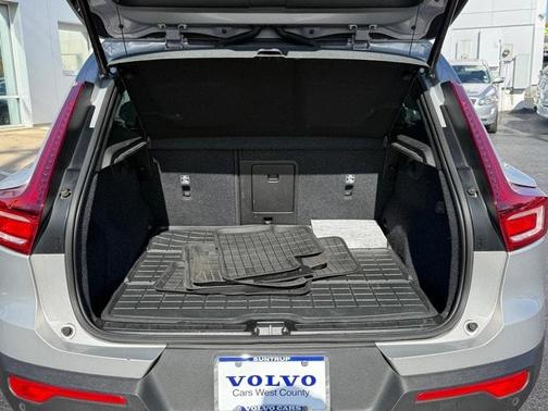 2023 Volvo XC40 B5 Ultimate Dark Theme