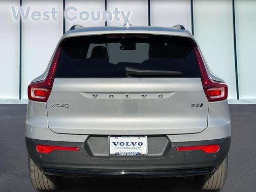 2023 Volvo XC40 B5 Ultimate Dark Theme