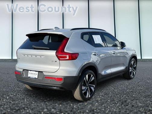 2023 Volvo XC40 B5 Ultimate Dark Theme