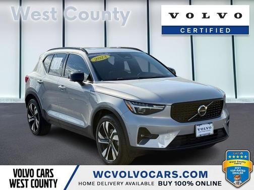 2023 Volvo XC40 B5 Ultimate Dark Theme