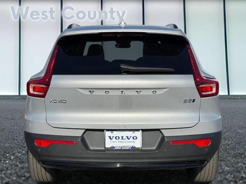 2023 Volvo XC40 B5 Ultimate Dark Theme