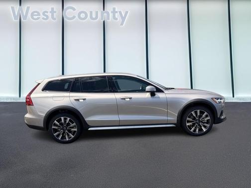 Bright 2026 Volvo V60 Cross Country B5 Ultra