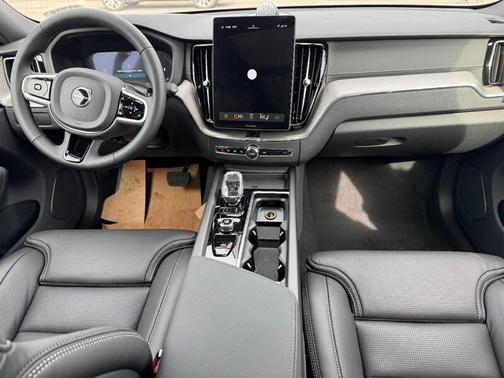 2026 Volvo XC60 B5 Ultra Black Edition