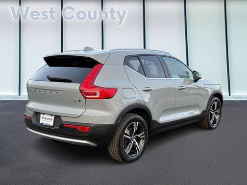 2025 Volvo XC40 B5 Core Bright Theme