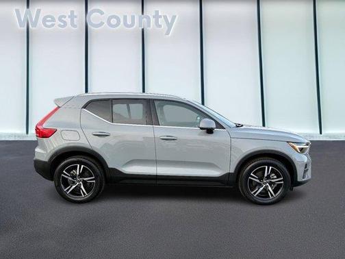2025 Volvo XC40 B5 Core Bright Theme