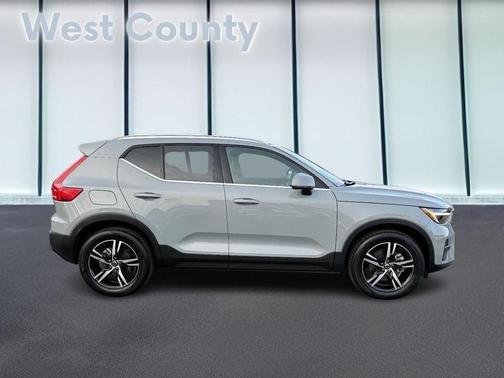 2025 Volvo XC40 B5 Core Bright Theme
