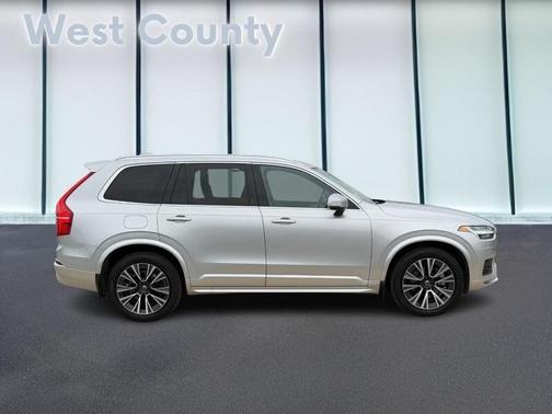 2022 Volvo XC90 T6 Momentum 7 Passenger