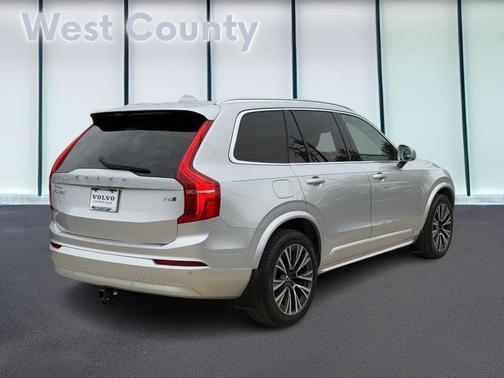2022 Volvo XC90 T6 Momentum 7 Passenger