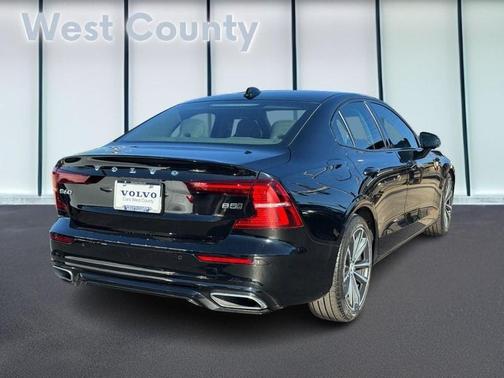 2022 Volvo S60 B5 Momentum