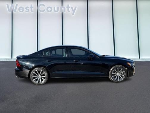 2022 Volvo S60 B5 Momentum