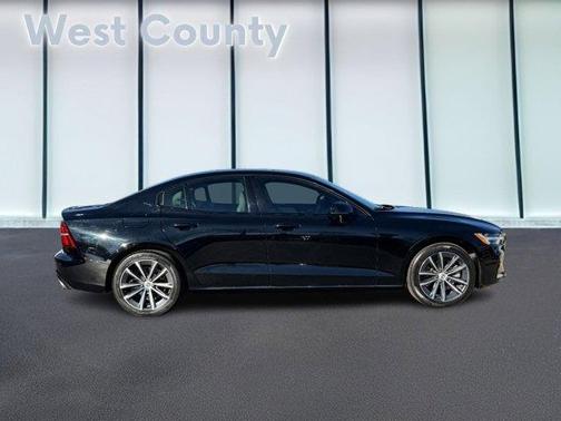 2022 Volvo S60 B5 Momentum