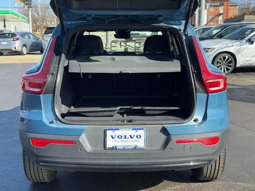 2025 Volvo XC40 B5 Plus Dark Theme