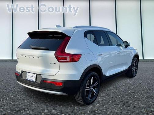 2025 Volvo XC40 B5 Core Bright Theme