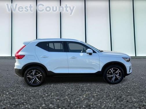 2025 Volvo XC40 B5 Core Bright Theme