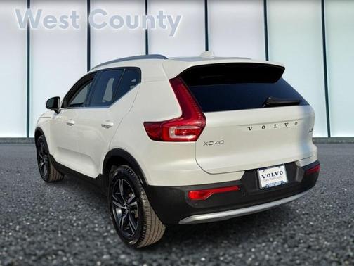 2025 Volvo XC40 B5 Core Bright Theme