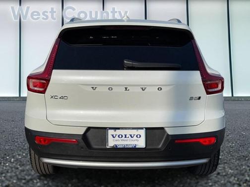 2025 Volvo XC40 B5 Core Bright Theme
