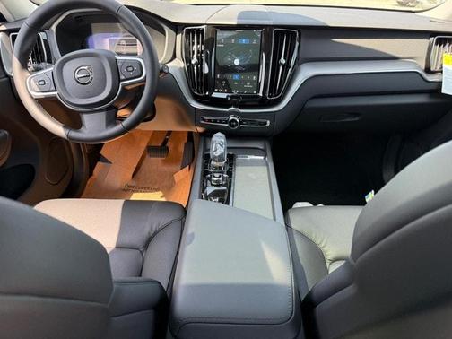 2025 Volvo XC60 B5 AWD Core