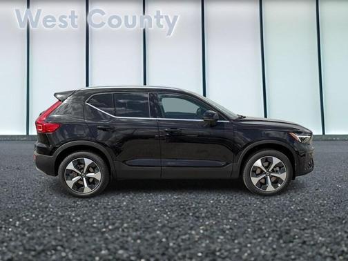 2025 Volvo XC40 B5 Core Bright Theme