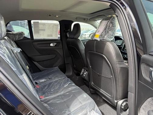 2025 Volvo XC40 B5 Core Bright Theme