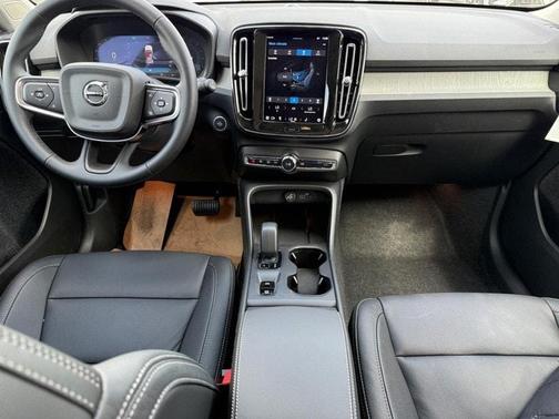 2025 Volvo XC40 B5 Core Bright Theme