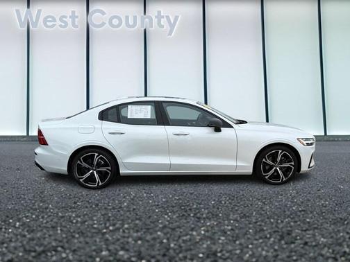 2024 Volvo S60 B5 Plus Dark Theme