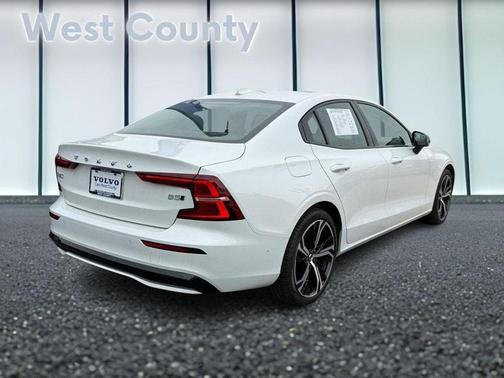 2024 Volvo S60 B5 Plus Dark Theme