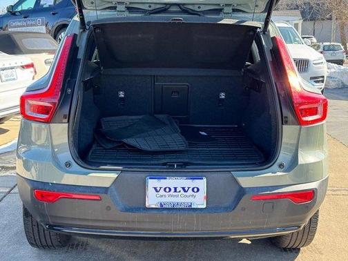 2023 Volvo XC40 B5 Plus Dark Theme