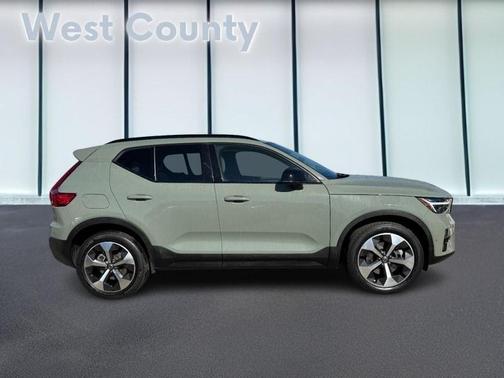 2023 Volvo XC40 B5 Plus Dark Theme