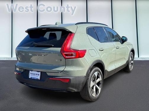 2023 Volvo XC40 B5 Plus Dark Theme