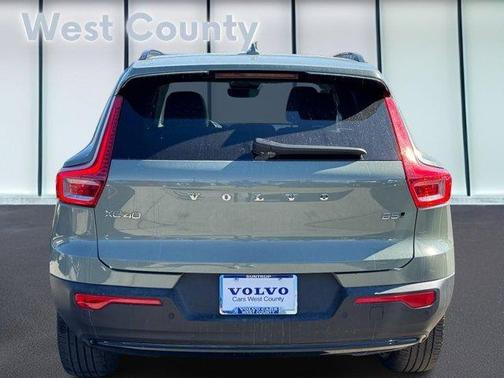 2023 Volvo XC40 B5 Plus Dark Theme