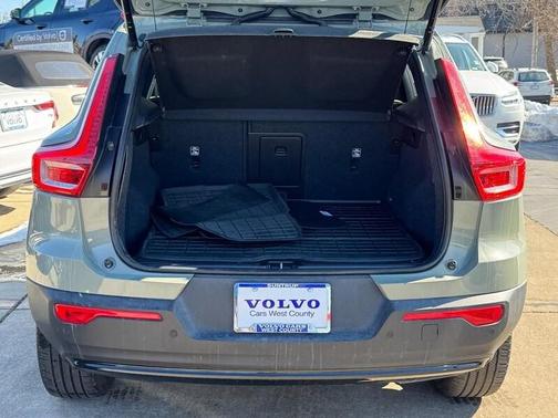 2023 Volvo XC40 B5 Plus Dark Theme