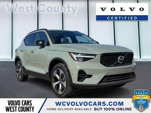2023 Volvo XC40 B5 Plus Dark Theme