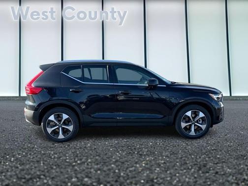 2025 Volvo XC40 B5 Plus Bright Theme