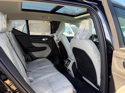 2025 Volvo XC40 B5 Plus Bright Theme