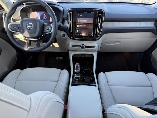 2025 Volvo XC40 B5 Plus Bright Theme