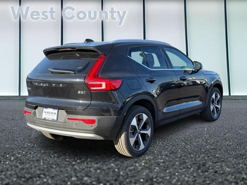 2025 Volvo XC40 B5 Plus Bright Theme