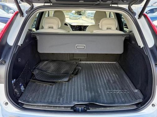 2023 Volvo XC60 B6 Ultimate Bright Theme