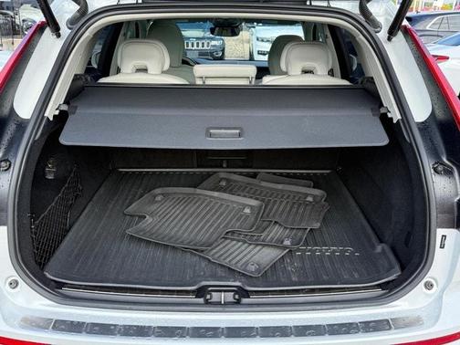 2023 Volvo XC60 B5 Ultimate Bright Theme
