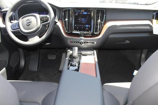 2024 Volvo XC60 Recharge Plug-In Hybrid T8 Plus Dark Theme