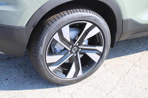 2025 Volvo XC40 B5 Plus Bright Theme