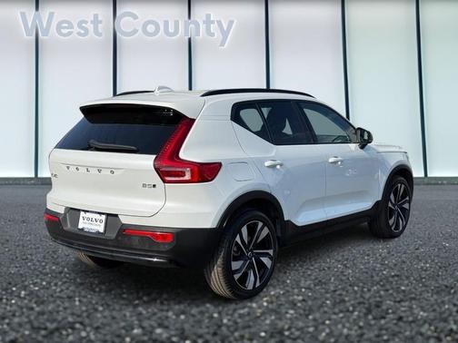 2025 Volvo XC40 B5 Plus Dark Theme