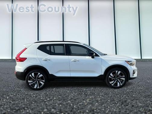 2025 Volvo XC40 B5 Plus Dark Theme