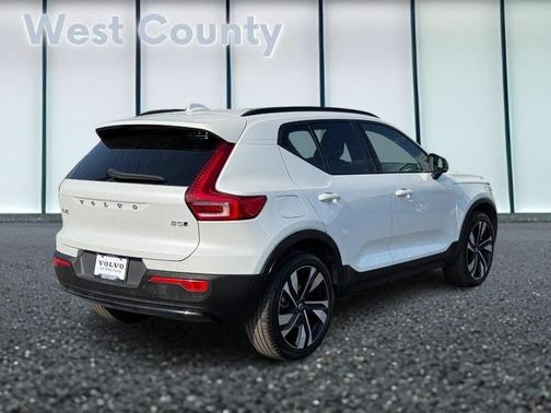 2025 Volvo XC40 B5 Plus Dark Theme