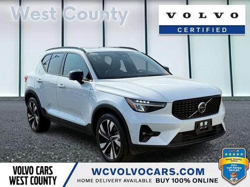 2025 Volvo XC40 B5 Plus Dark Theme