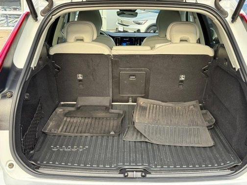 2022 Volvo XC60 B5 Momentum