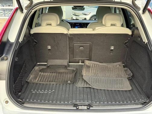 2022 Volvo XC60 B5 Momentum