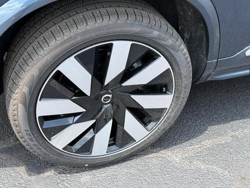 2025 Volvo XC90 Plug-In Hybrid T8 AWD Plus 6-Seater