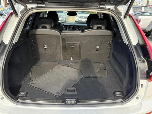 2025 Volvo XC60 B5 Plus