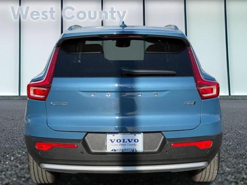 2025 Volvo XC40 B5 Core Bright Theme