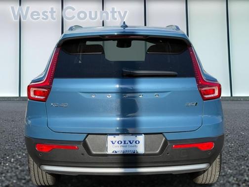 2025 Volvo XC40 B5 Core Bright Theme